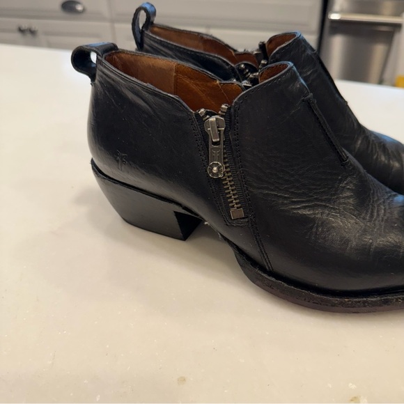 Frye Sacha Black Leather Zip Up Heeled Shootie Western Ankle Boots Women Sz 6.5 - Picture 5 of 15